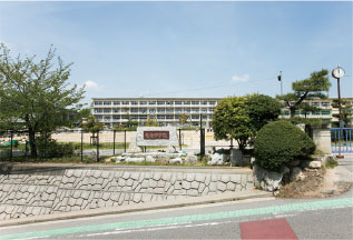 市立 竜海中学校（正門）